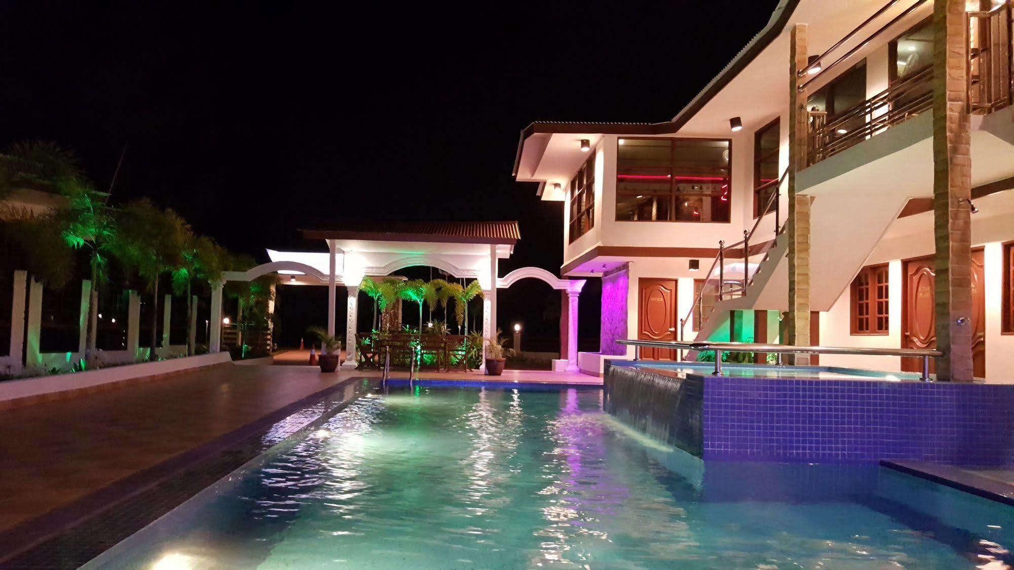 Alsafina Kijal Beach Resort & Restaurant Exterior foto