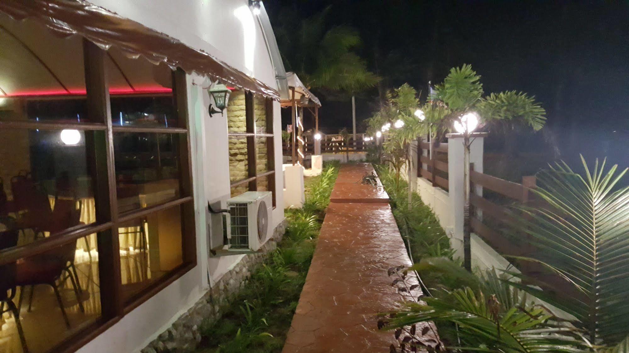 Alsafina Kijal Beach Resort & Restaurant Exterior foto