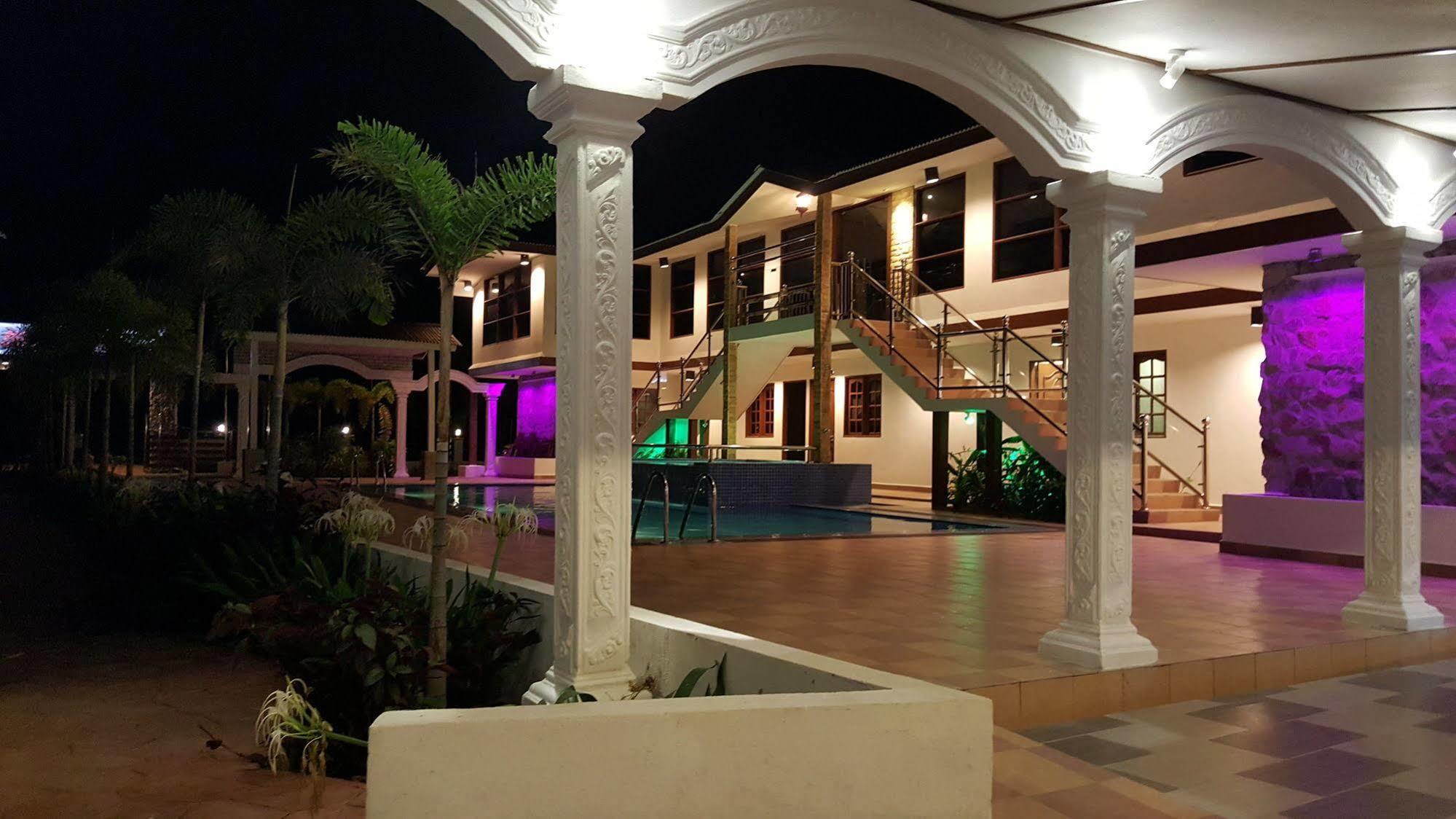 Alsafina Kijal Beach Resort & Restaurant Exterior foto